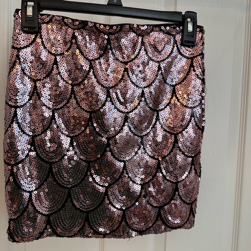 Pink sequin mini skirt: Scalloped / Mermaid Pattern
